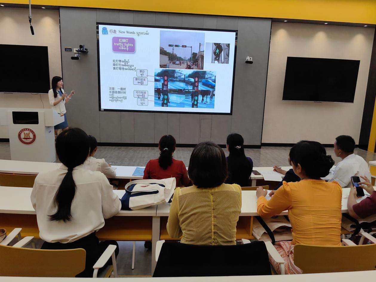 缅甸纺织服装教师到广西经贸职院学习取经
