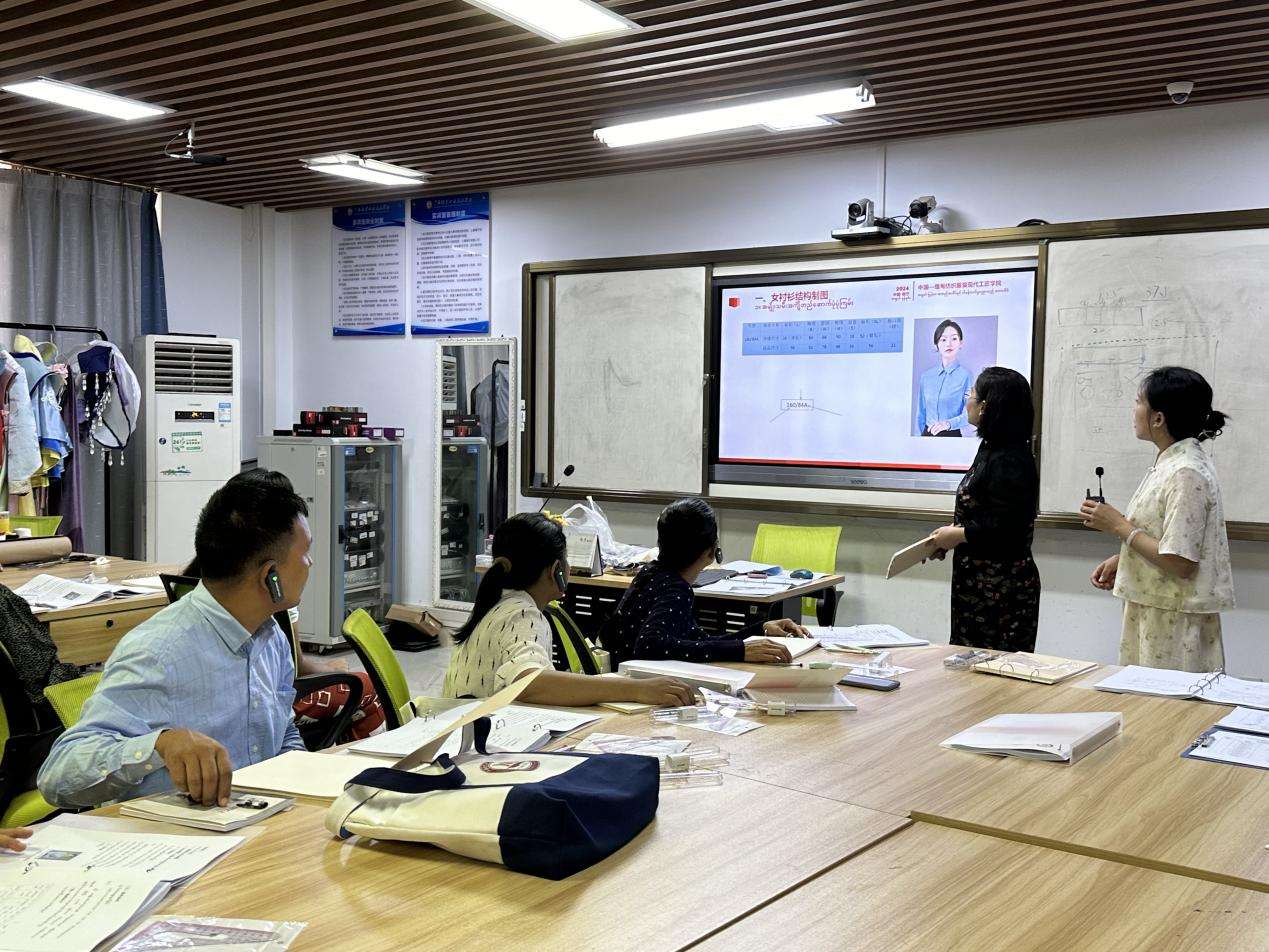 缅甸纺织服装教师到广西经贸职院学习取经