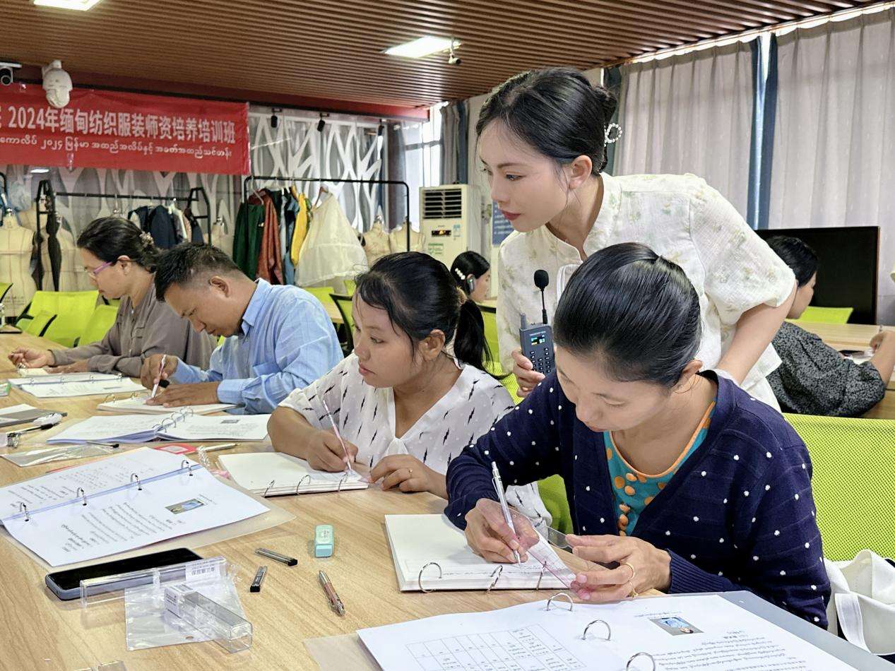 缅甸纺织服装教师到广西经贸职院学习取经