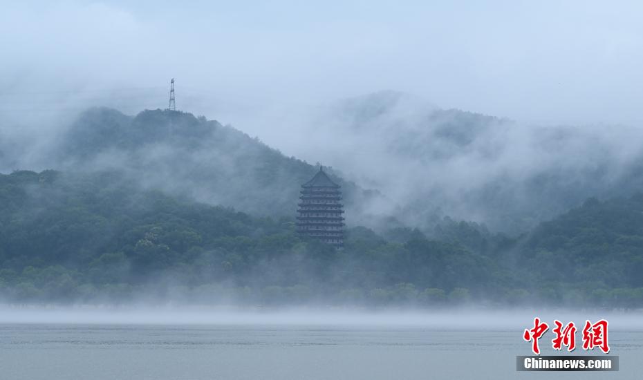 “暴力梅”渐离 杭州钱塘江云雾翻涌蔚为壮观