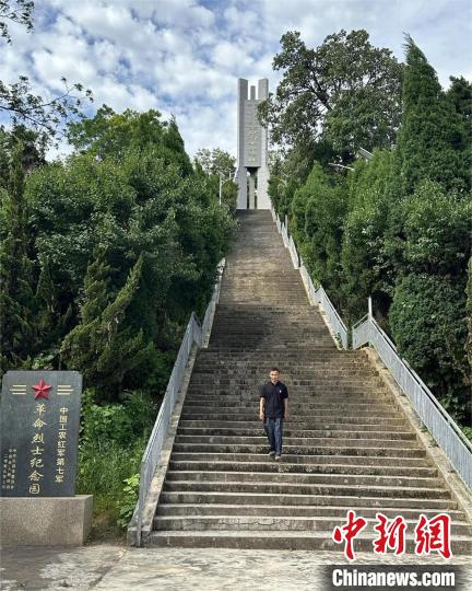 广东乐昌一家三代人接力守护烈士墓90多年