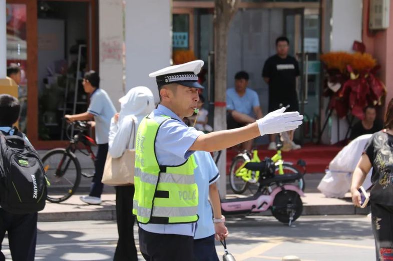 内蒙古鄂托克旗：高温“不打烊” 点赞每一位烈日下的坚守者