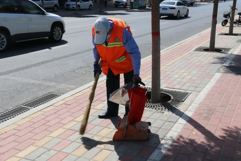 内蒙古鄂托克旗：高温“不打烊” 点赞每一位烈日下的坚守者