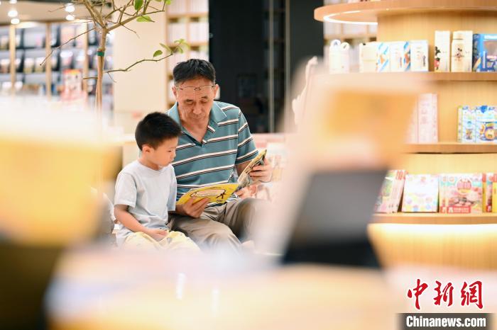 书香中觅清凉 夏日南京书店人气旺