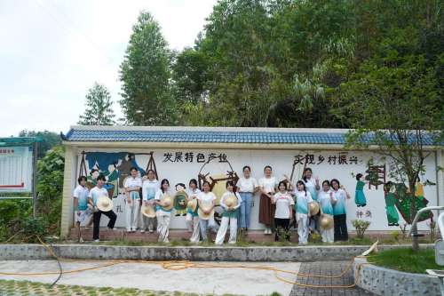 广西工商职院学子赴凌云县描绘多彩乡村(图4) 广西工商职院学子赴凌云县描绘多彩乡村(图4)