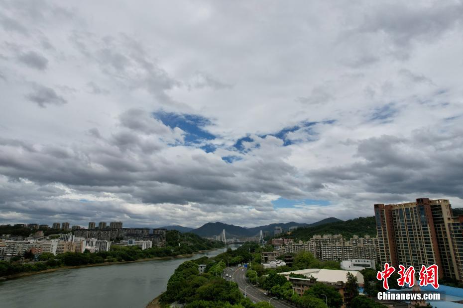 台风“格美”逼近 福州上空风云变幻