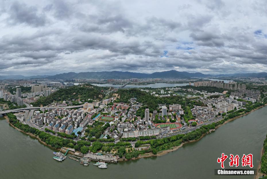 台风“格美”逼近 福州上空风云变幻