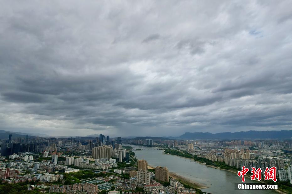 台风“格美”逼近 福州上空风云变幻