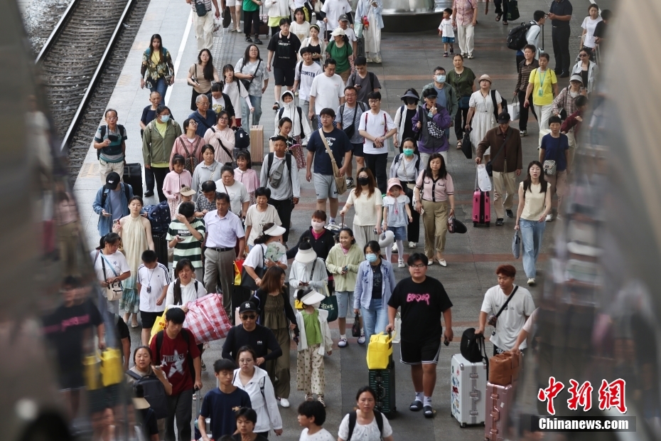 暑运过半 全国铁路发送旅客4.23亿人次