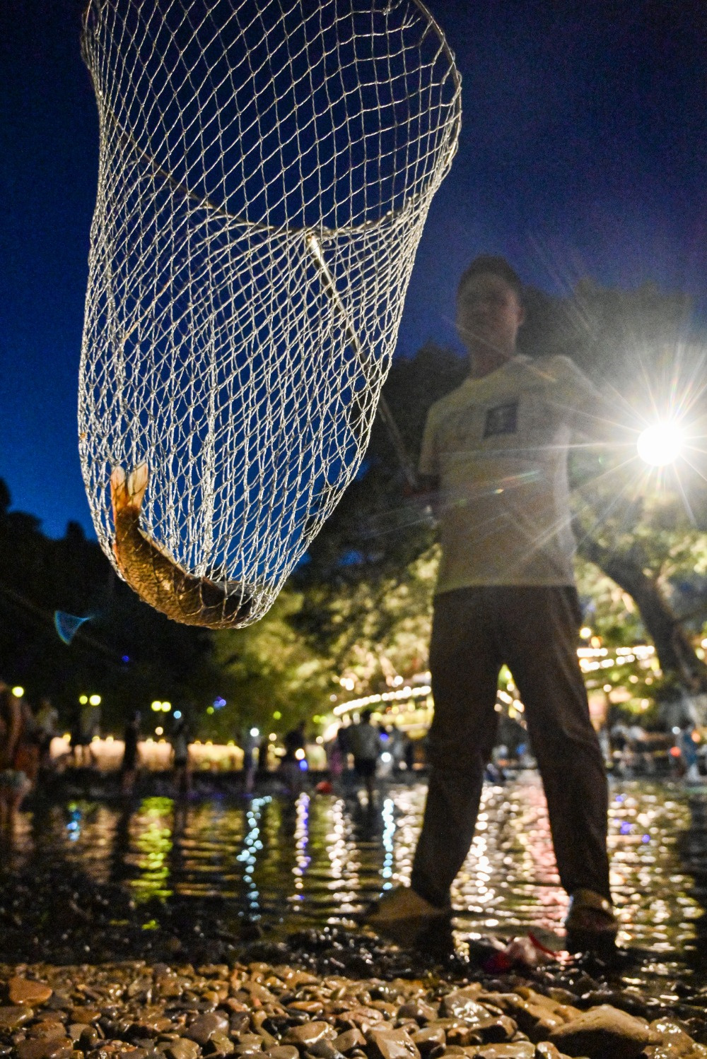 重庆北碚：“夏夜摸鱼”激发古镇夜间消费活力