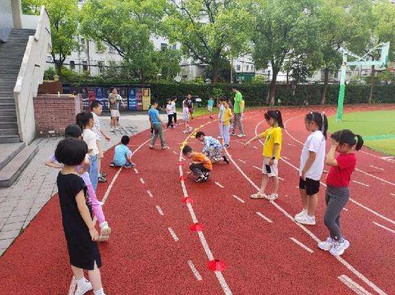 “科技花式带娃” 华理学子解锁暑托班