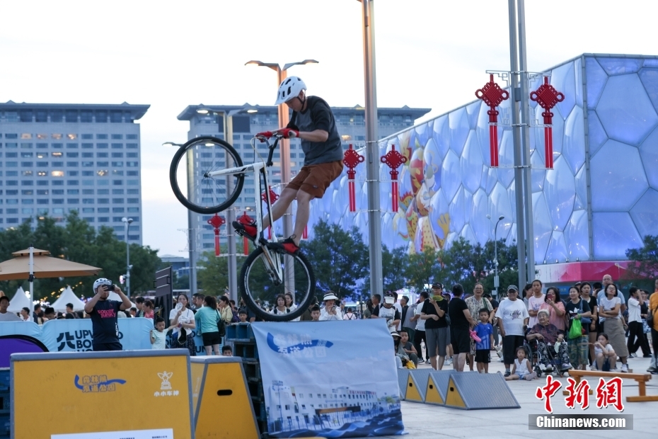 北京奥林匹克公园夜晚人气旺