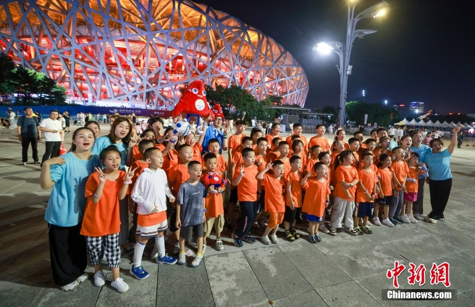 北京奥林匹克公园夜晚人气旺