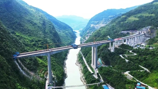 渝湘复线高速观音庙乌江特大桥连续梁双幅成功合龙