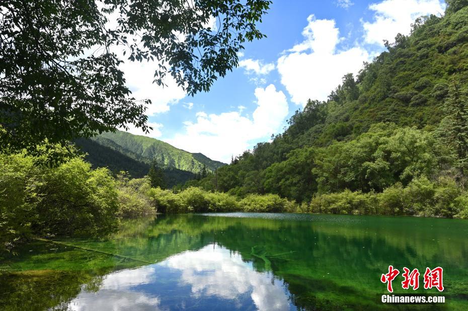 四川九寨沟县神仙池风景如画引游客