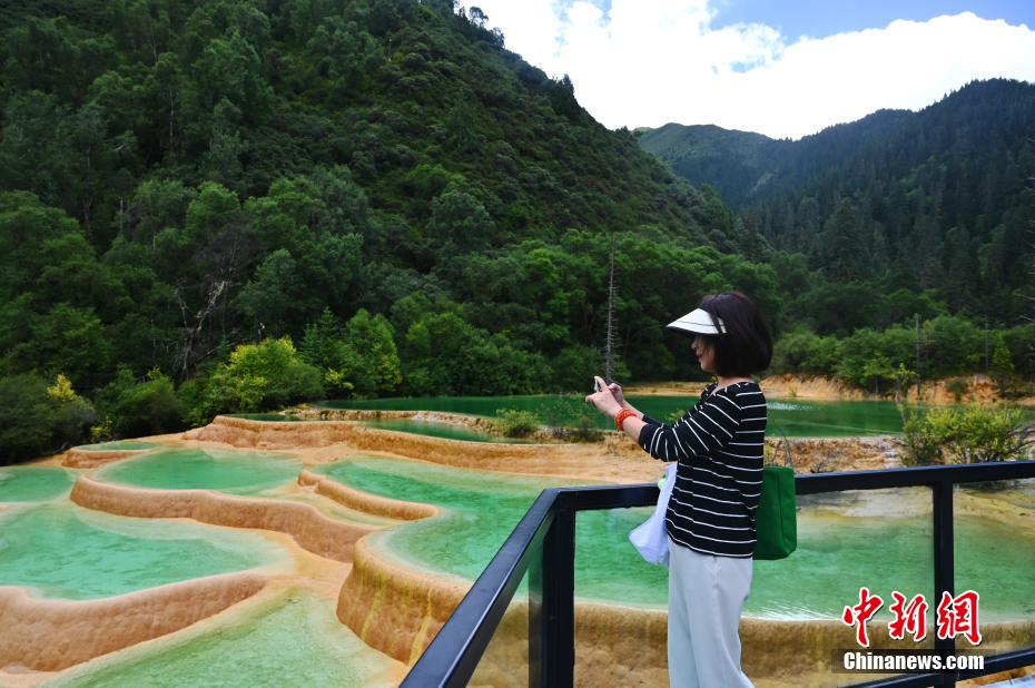 四川九寨沟县神仙池风景如画引游客