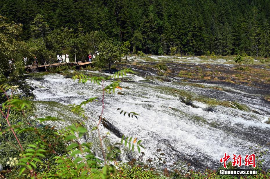 九寨沟风景如画引游人