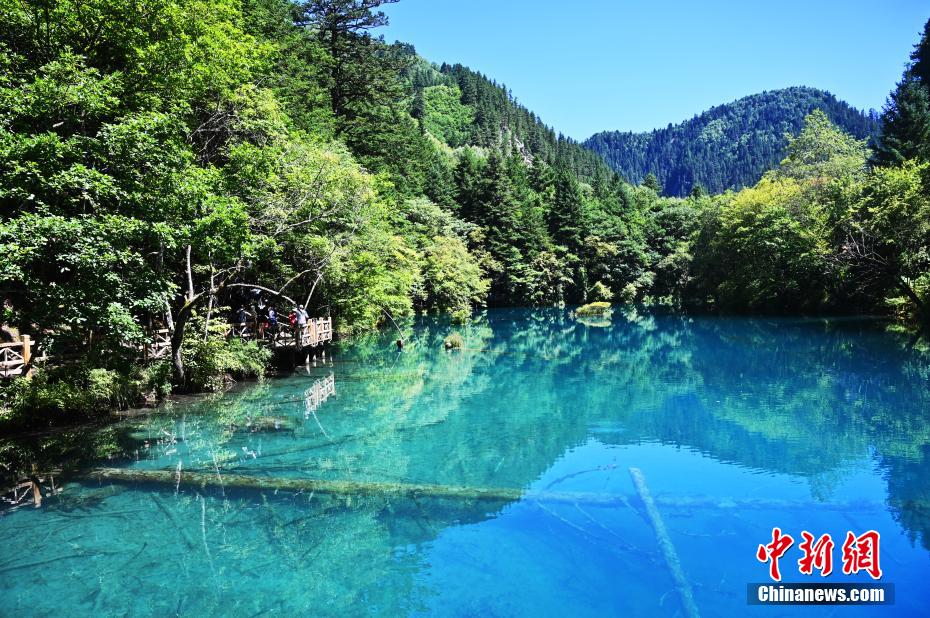 九寨沟风景如画引游人