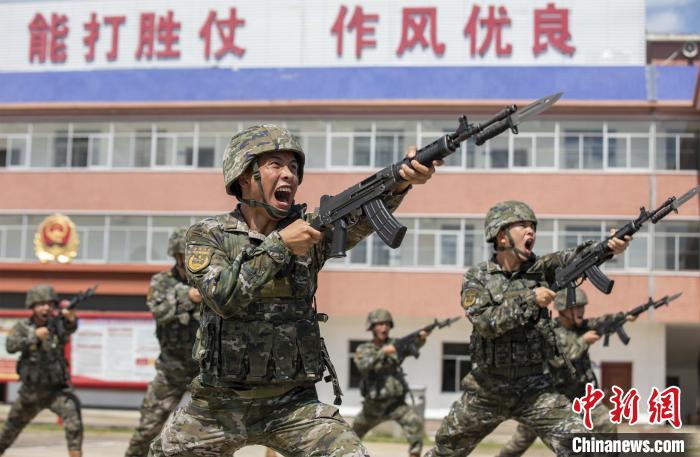 广西钦州：武警官兵开展多课目强化训练