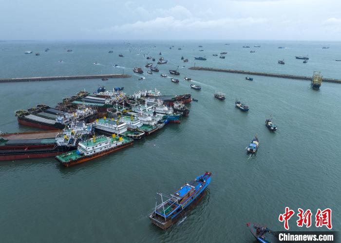 南海伏季休渔结束 海南渔船解缆出港
