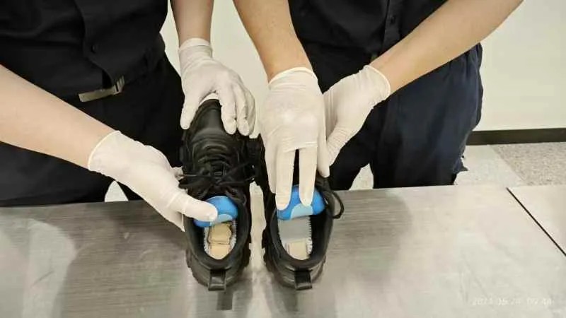 一旅客鞋内藏匿347.5克足金制品 被深圳皇岗海关查获