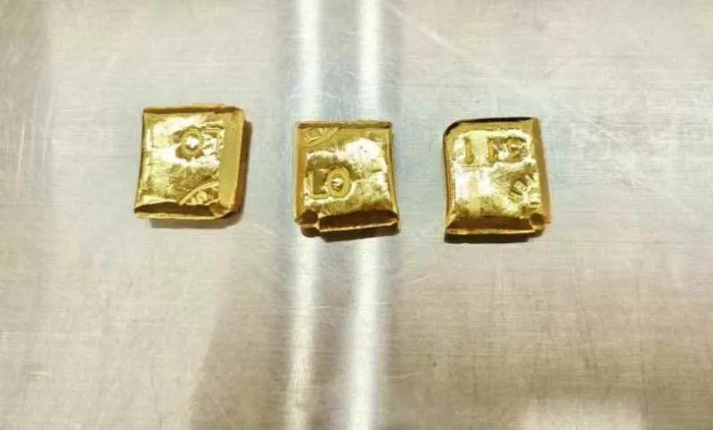 一旅客鞋内藏匿347.5克足金制品 被深圳皇岗海关查获