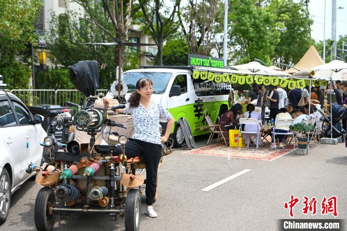 昆明市民逛咖啡集市享周末闲适时光