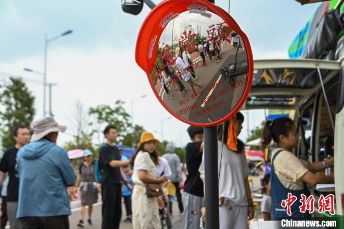 昆明市民逛咖啡集市享周末闲适时光