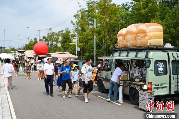 昆明市民逛咖啡集市享周末闲适时光