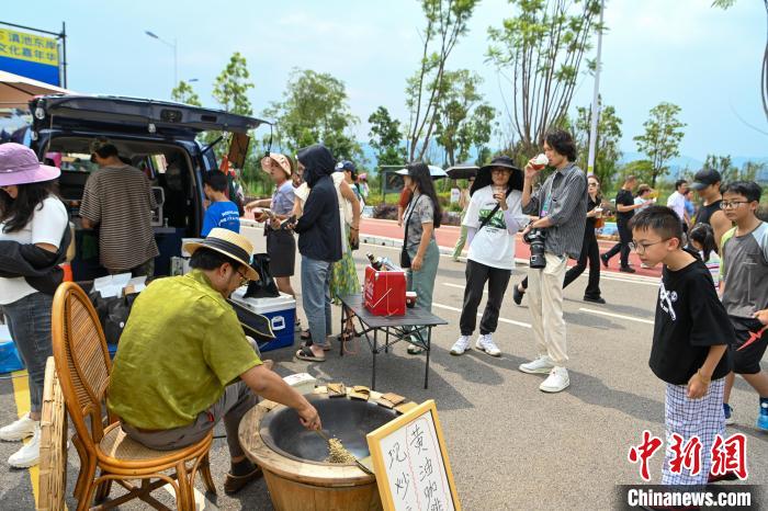 昆明市民逛咖啡集市享周末闲适时光