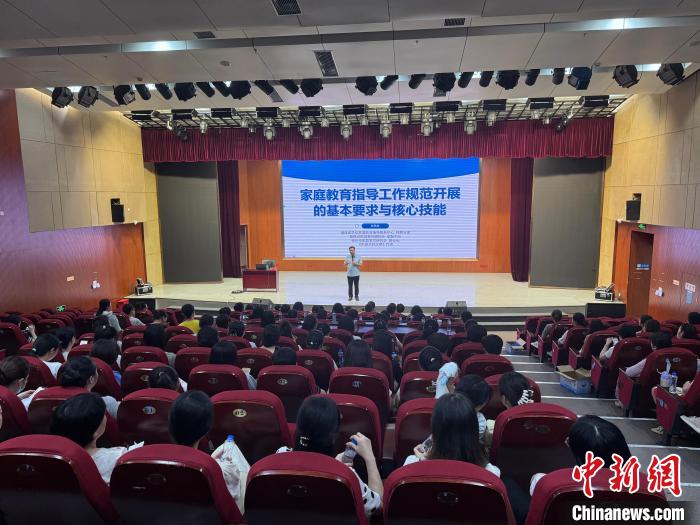 福建宁德：以爱之名护航成长 “爱心妈妈”让“留守”变“相守”