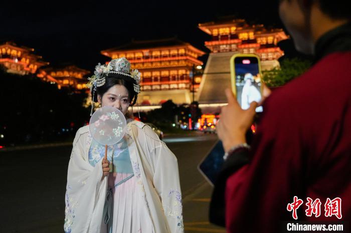 河南洛阳：游客着古装夜游 激活古都夜经济