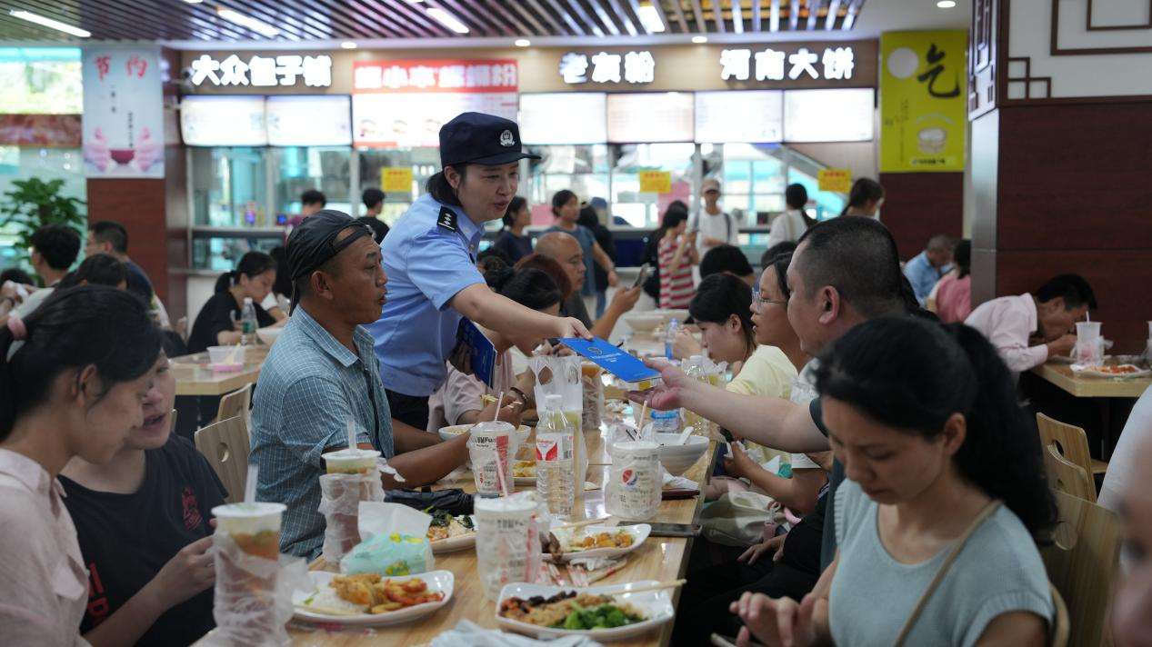 广西南宁:民警安全教育“护送”大学新生入学