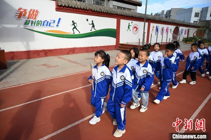 呼和浩特中小学、幼儿园开学 学生享受校园生活