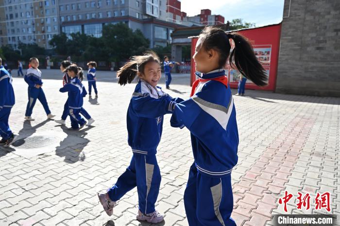 呼和浩特中小学、幼儿园开学 学生享受校园生活