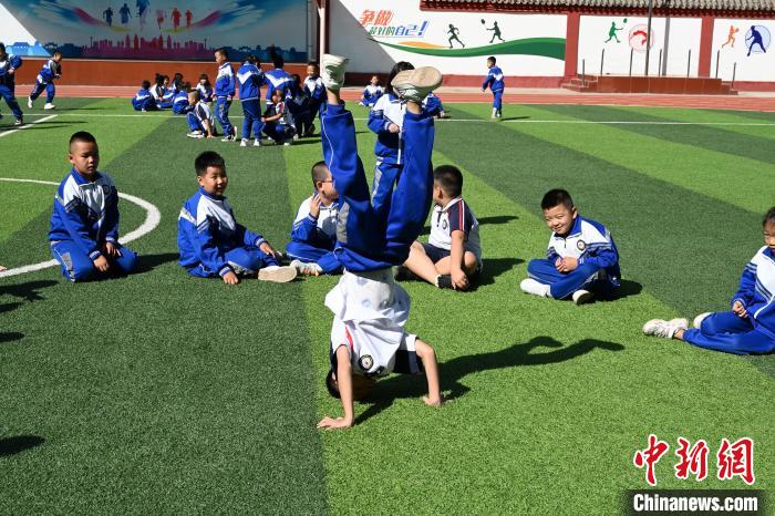 呼和浩特中小学、幼儿园开学 学生享受校园生活