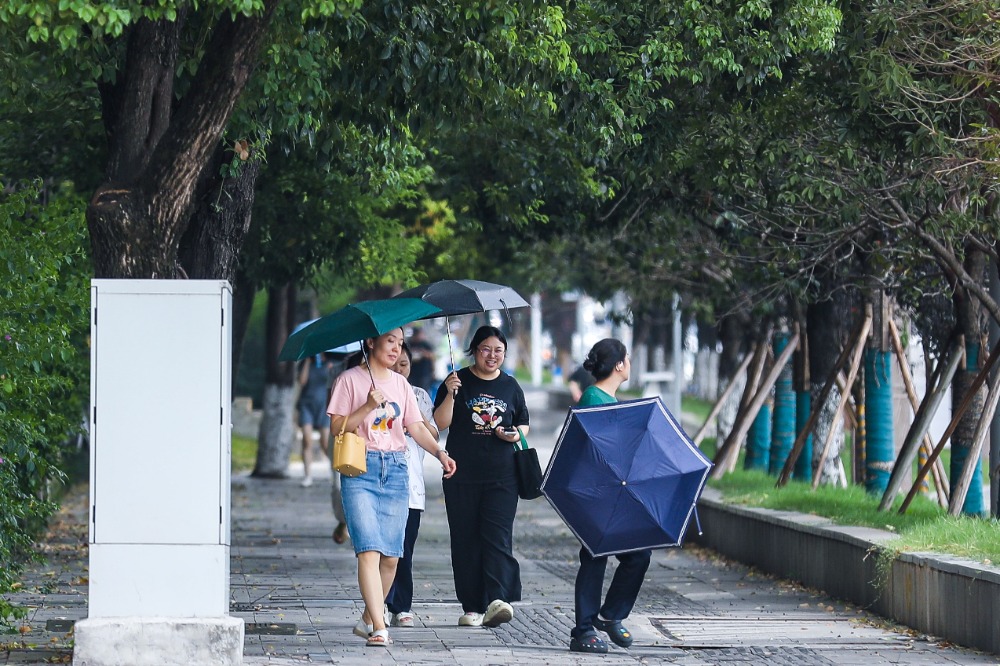 重庆市连晴高温后 迎来首场降雨