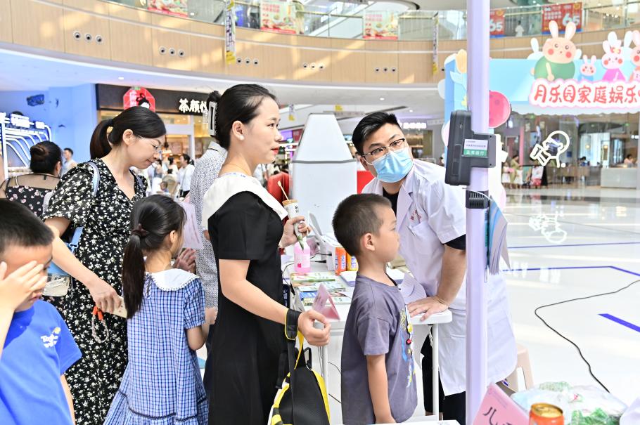 多学科医生组团进社区 倡导健康生活方式