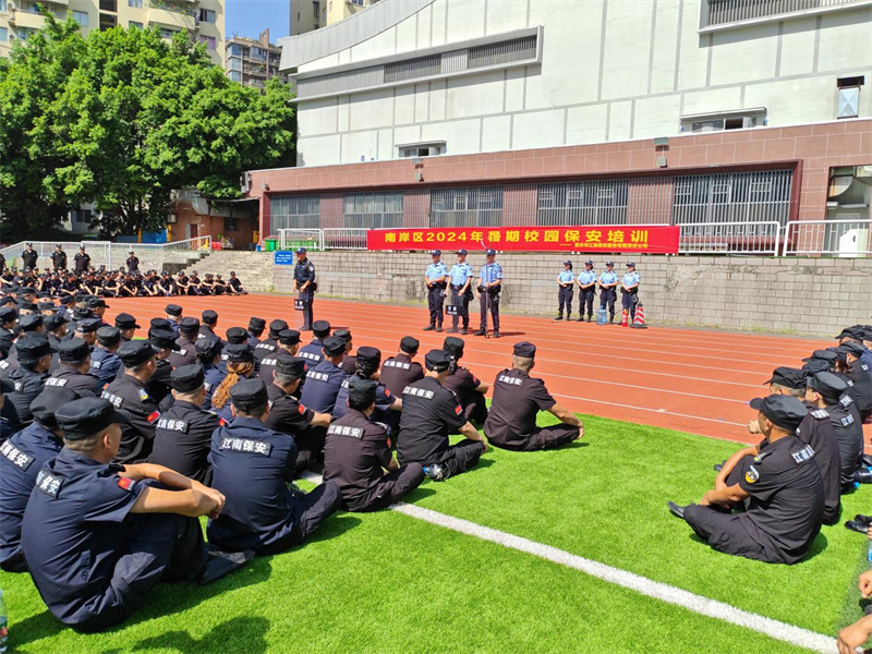 重庆警方多举措战高温守护校园安全