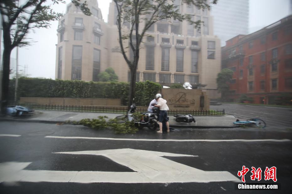 台风“贝碧嘉”登陆上海 申城市区狂风骤雨