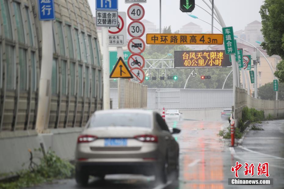 台风“贝碧嘉”登陆上海 申城市区狂风骤雨