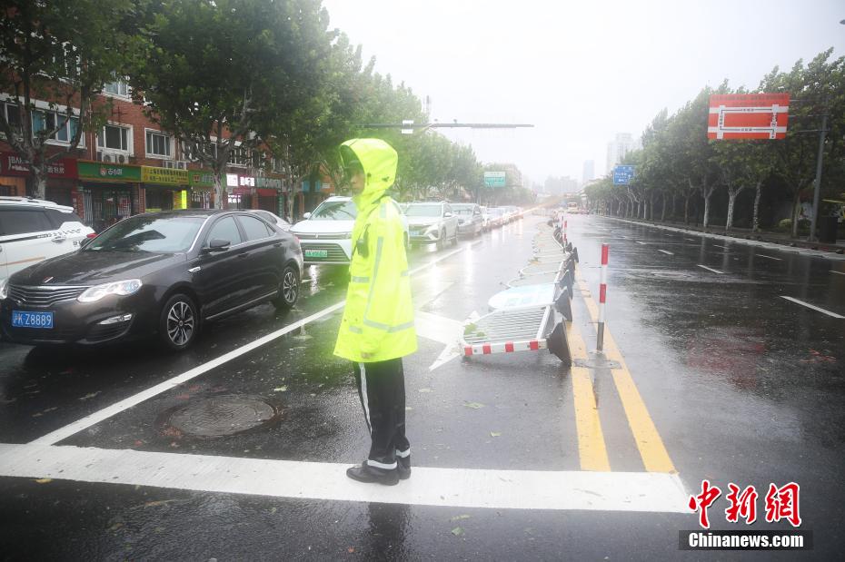 台风“贝碧嘉”登陆上海 申城市区狂风骤雨