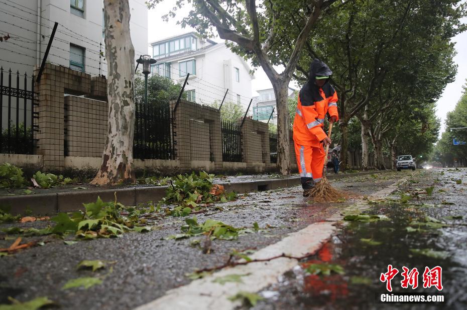 台风“贝碧嘉”登陆上海 申城市区狂风骤雨