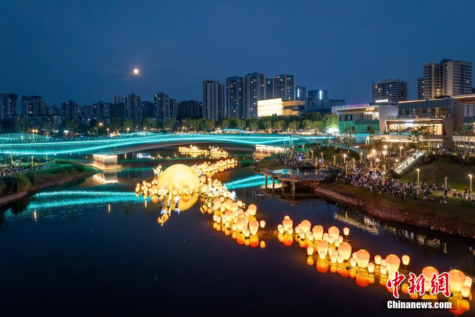 重庆水上灯会流光溢彩 点亮中秋夜