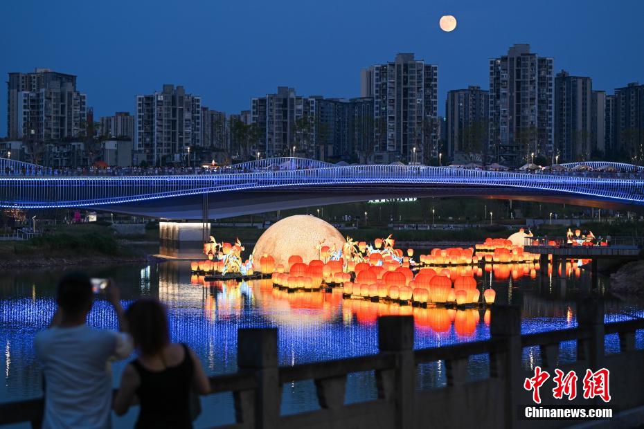 重庆水上灯会流光溢彩 点亮中秋夜