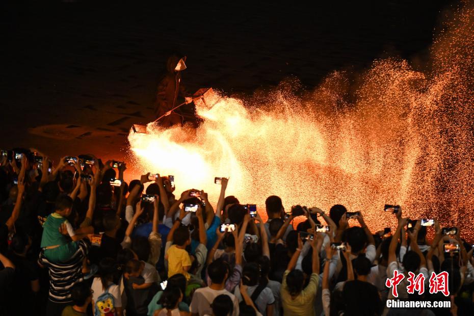 重庆水上灯会流光溢彩 点亮中秋夜