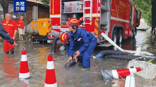 上海暴雨消防紧急排涝 居民生活逐步恢复正常