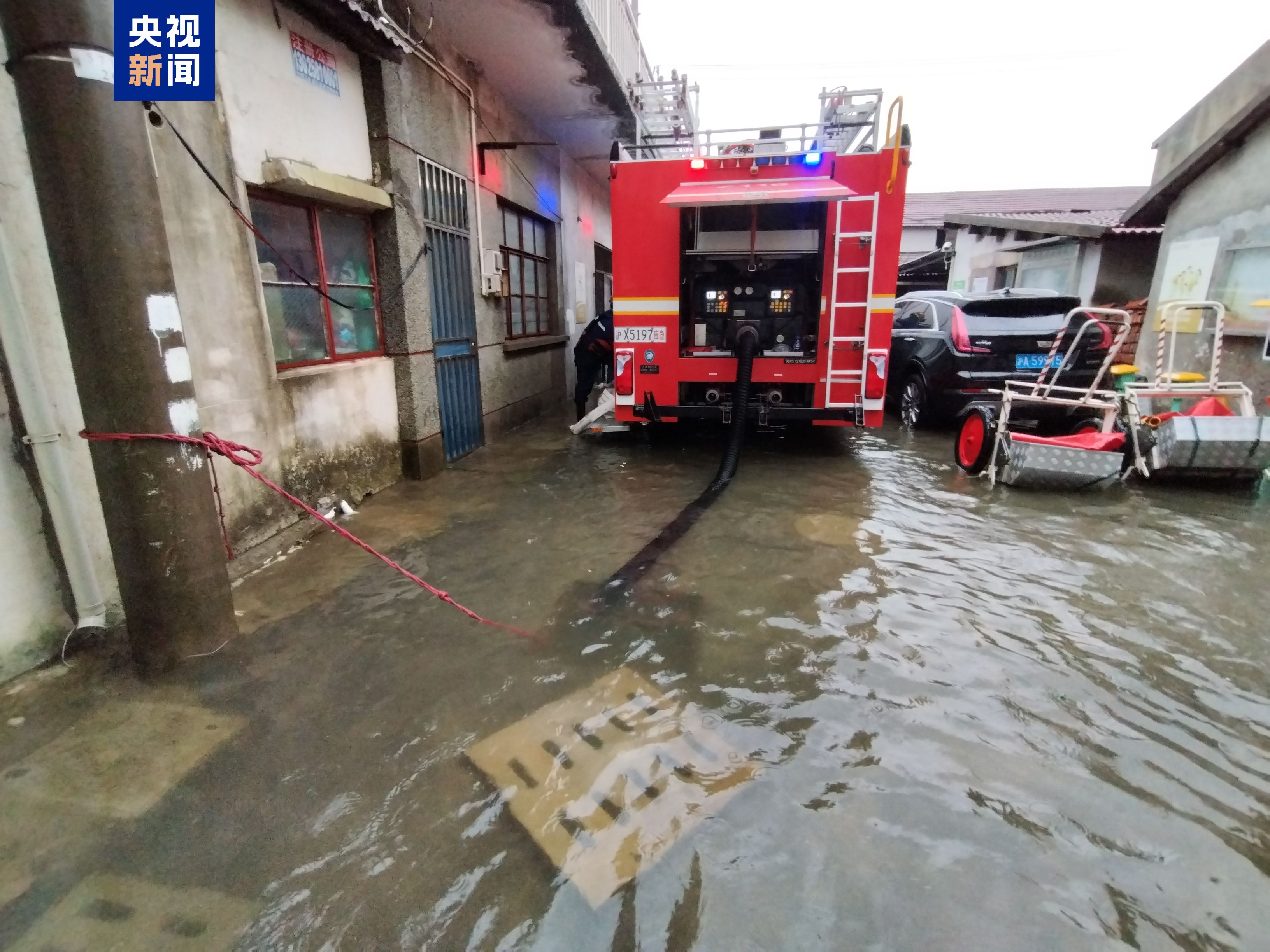 上海暴雨消防紧急排涝 居民生活逐步恢复正常