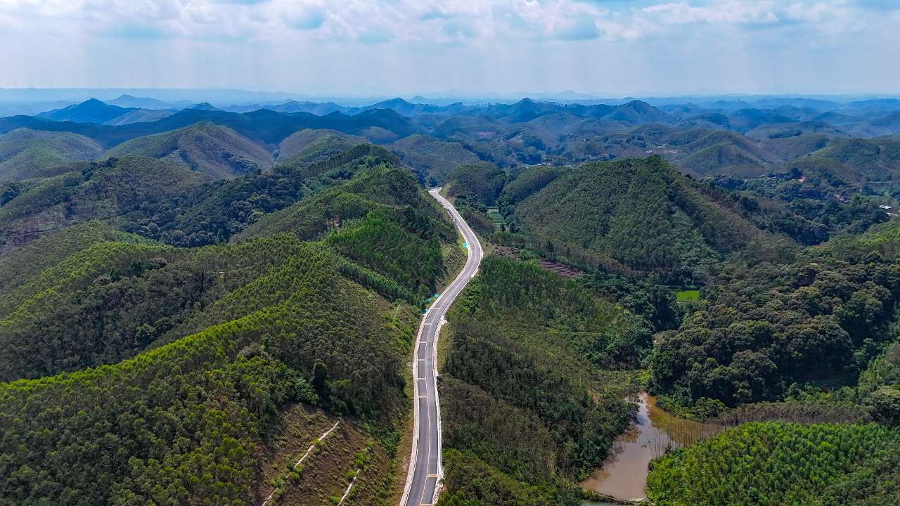 “世界第一跨”广西飞龙大桥通车