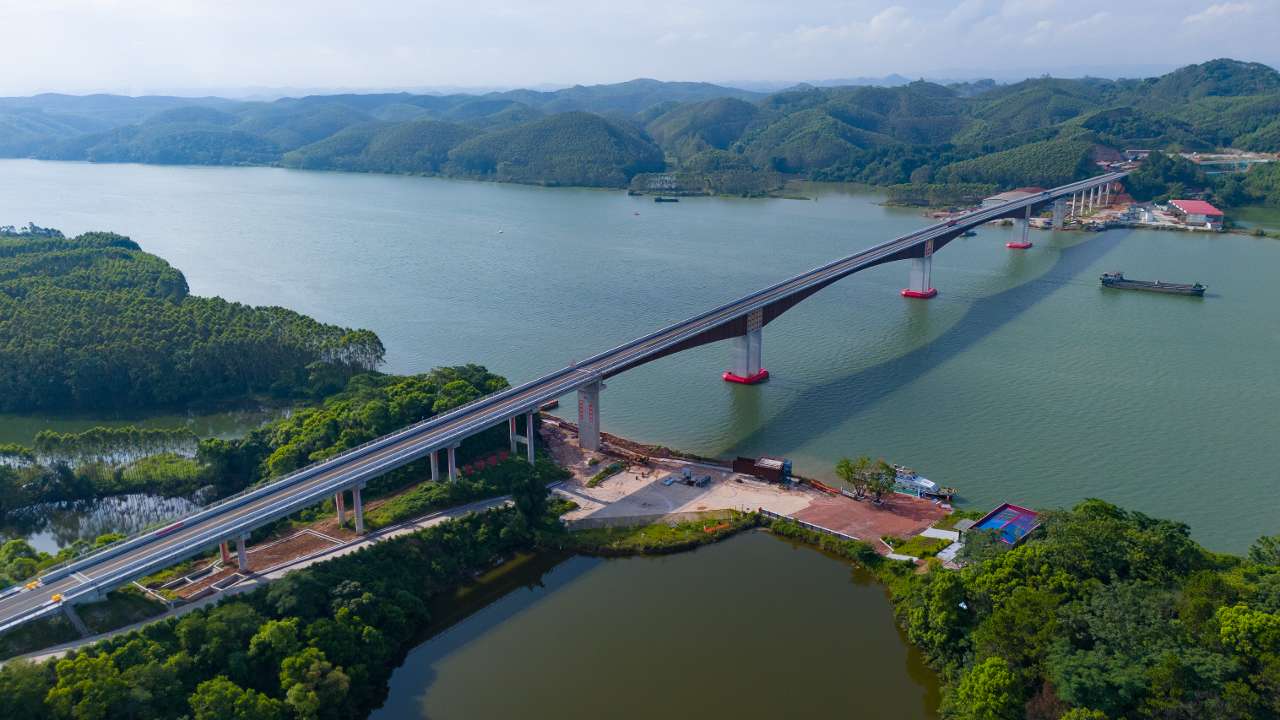 “世界第一跨”广西飞龙大桥通车